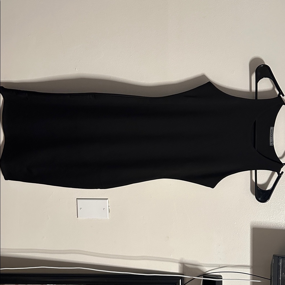 Beautiful black wados dress silhouetted to fit all the right places!